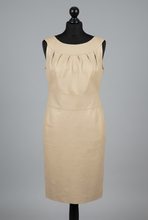 Įkelti nuotrauką į galerijos peržiūros programą, Elegant Vilniaus Kailiai dress in soft fabric, featuring a stylish design with a fitted waist and flowing skirt.