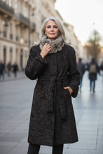 Įkelti nuotrauką į galerijos peržiūros programą, Vilniaus Kailiai Mod. 024862XX coat in black with a tailored fit, displayed on a mannequin with a high collar and sleek design.