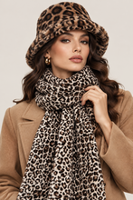 Load image into Gallery viewer, Vilniaus Kailiai DR1099 gift set featuring a stylish, coordinated collection of accessories with elegant packaging.