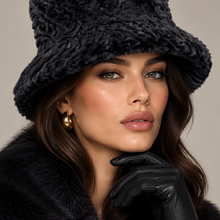 Įkelti nuotrauką į galerijos peržiūros programą, Vilniaus Kailiai Mod. K02620XX stylish hat in neutral fabric, shown on a model with a wide brim and elegant design.