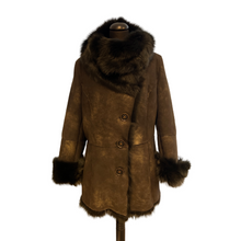 Load image into Gallery viewer, A brown sheepskin leather with silver effects  jacket with a adjustable wide collar and long sleeves, featuring a fur lining at the cuffs.