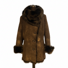 Įkelti nuotrauką į galerijos peržiūros programą, A brown sheepskin leather with silver effects jacket with a adjustable wide collar and long sleeves, featuring a fur lining at the cuffs.