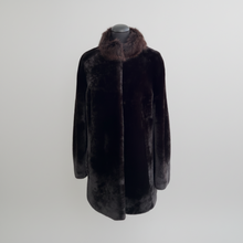 Įkelti nuotrauką į galerijos peržiūros programą, A long black sheepskin fur coat with a pink silver fox fur collar, displayed on a mannequin.