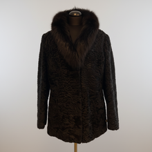 Load image into Gallery viewer, Vilniaus Kailiai Mod. 024751xx men's jacket in black with a zip-up front and stand collar, shown on a hanger.