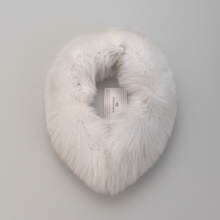 Įkelti nuotrauką į galerijos peržiūros programą, White fox fur round scarf with fur hook fastening and lining