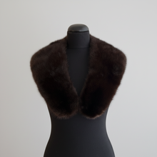 Įkelti nuotrauką į galerijos peržiūros programą, A mink collar with lining displayed on a mannequin, featuring a plush brown fur collar and lining.
