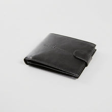 Įkelti nuotrauką į galerijos peržiūros programą, A black Italian Nubuck leather wallet with a snap button closure and a branded card on the back.