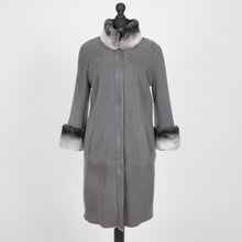 Įkelti nuotrauką į galerijos peržiūros programą, A gray knee-length suede sheepskin fur coat with turtleneck collar and front pockets, featuring 3/4 length sleeves and chinchilla trimmings.