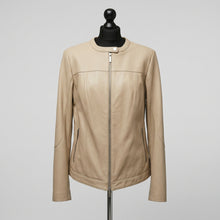 Įkelti nuotrauką į galerijos peržiūros programą, Beige short sheep leather jacket with zipper opening and round collar, displayed on a mannequin.