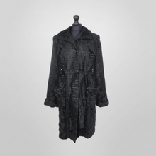 Įkelti nuotrauką į galerijos peržiūros programą, Vilniaus Kailiai Mod. 02556xxx coat, stylish outerwear with tailored fit, displayed in a natural pose on a neutral background.
