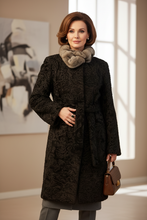 Įkelti nuotrauką į galerijos peržiūros programą, Vilniaus Kailiai Mod. 024862XX coat in neutral fabric, featuring a classic collar and button closure, shown on a hanger.
