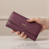 Purple wallet with 'Bellezza' branding held by a hand against a neutral background