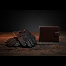 Įkelti nuotrauką į galerijos peržiūros programą, Men's leather gloves and wallet gift set by Vilniaus Kailiai, featuring black leather accessories with detailed stitching.
