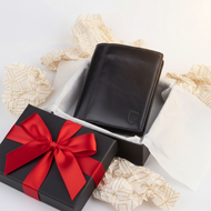 Leather men's wallet Vilniaus Kailiai Mod. M-28 with multiple card slots and a sleek design, shown in the image.