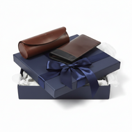 Vilniaus Kailiai gift set with men's leather wallet and eyeglass case, featuring sleek black leather and elegant design.