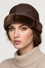 Įkelti nuotrauką į galerijos peržiūros programą, Woman wearing Vilniaus Kailiai Mod. K08642X hat, stylish fashion hat with a cozy, elegant design for women.
