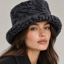 Įkelti nuotrauką į galerijos peržiūros programą, Vilniaus Kailiai Mod. K02620XX stylish hat with woven design, featuring a wide brim and neutral tones, displayed on a mannequin head.
