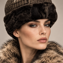 Įkelti nuotrauką į galerijos peržiūros programą, Vilniaus Kailiai Mod. K09602X1 stylish hat in neutral color with a wide brim, displayed on a mannequin.
