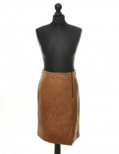  Midi length brown leather skirt with a crumpled effect, zipper and vent at the front, displayed on a black mannequin.